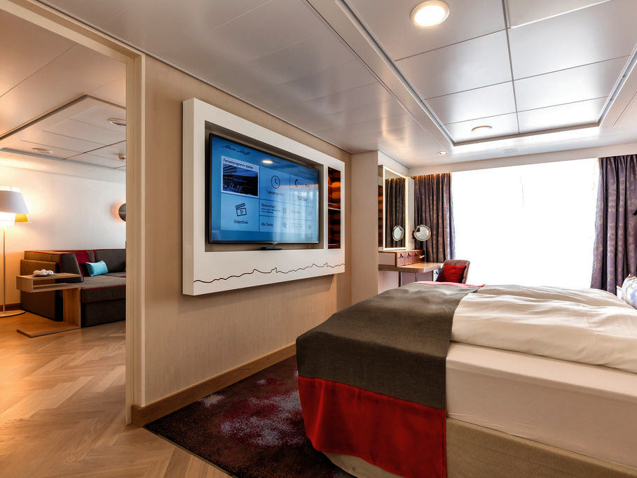Una de las lujosas suites a bordo, la "Themen Suite" (Suite Temática) con su dormitorio separado, un gran salón con sofás y una gran terraza privada. CRUCERO MAR & MUSICA CRUCERO FILARMONICA DE VIENA CRUCERO MUSICAL CRUCERO MUSITOUR CRUCERO MUSICA JUNTOS CRUCERO MUSITRAVEL CRUCERO MUSIC CRUISE WIENER PHILARMONIC CRUISE CRUCERO SINFONICA DE VIENA CRUCERO ORQUESTA VIENA CRUCERO MUSICAL CRUCERO DE LUJO ORQUESTA CRUCERO MUSICA CLASICA CRUCERO OPERA CRUCEROS MUSICALES RESERVA CRUCERO FILARMONICA DE VIENA WIENER PHILHARMONIKER KREUZFAHRTEN VIENNA PHILARMONIC ORCHESTRA CRUISE MUSIC CRUISE CLASSICAL MUSIC CRUISE OFERTAS CRUCEROS MUSICA CRUCEROS AMANTES DE LA MUSICA CRUCEROS AMIGOS DE LA OPERA CRUCEROS AFICIONADOS MUSICA CRUCEROS CON CONCIERTOS MEIN SCHIFF 6 CRUCEROS #FilarmonicadeViena #WienerPhilharmoniker #ViennaPhilarmonic #OrchestraCruise #CruceroMusical #Musitour #MusicaJuntos #CruceroClick #CrucerosMusicales